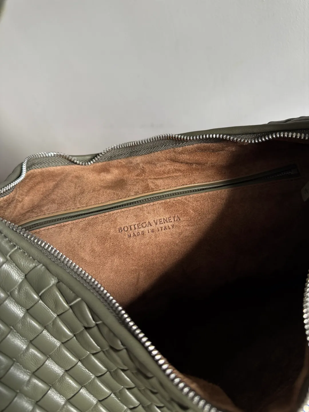 Batch 2120 BV Bottega Veneta's new early spring women's shoulder bag. The soft and delicate Hobo bag has been shipped! Many friends are waiting for this bag. It has a round shape and a large capacity. It can hold a 50-fold umbrella inside. Babies with a lot of daily items do not need to worry about the capacity of this bag. It is a practical bag for traveling and commuting. Although it is fluffy, it is soft and comfortable when carried on one shoulder. It has a modern and retro feel. Model No.: 856737 Size: 44*28*5cm